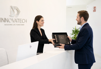 Entrega de un set premium personalizado a un cliente en una empresa con presentación de alta calidad. Entrega de un set premium personalizado a un cliente en una empresa con presentación de alta calidad.
