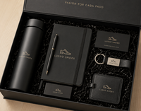 Interior de un kit corporativo con botella, libreta y accesorios personalizados Interior de un kit corporativo con botella, libreta y accesorios personalizados