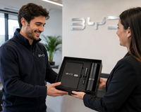 Empleado recibiendo un Welcome Pack personalizado